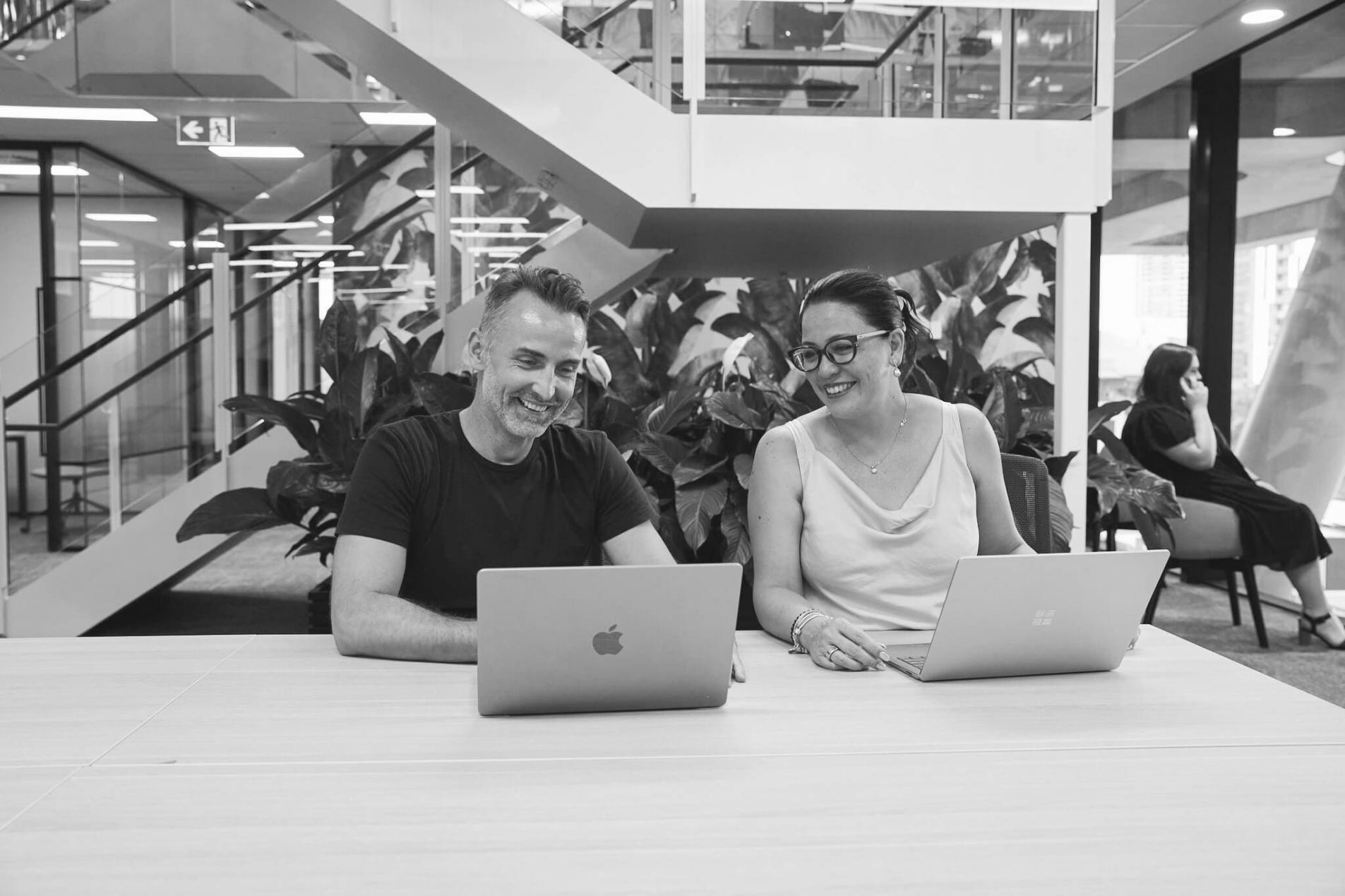 Estudiante revisando el programa de aprendizaje personalizado